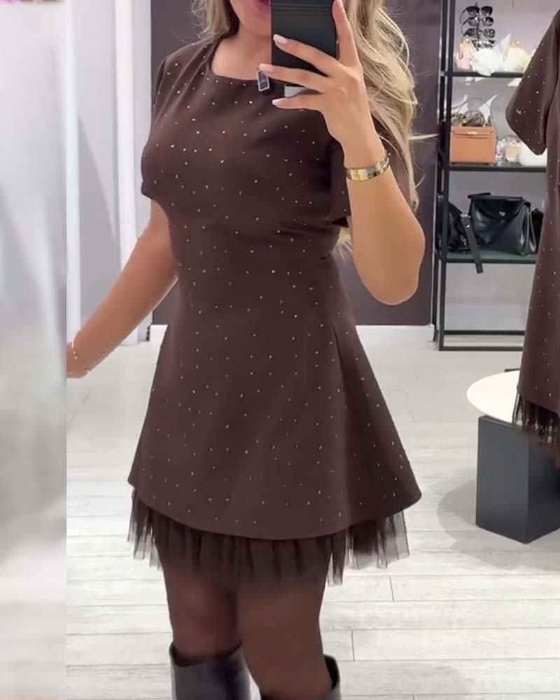 Elegant klänning med skimrande mesh-lappmönster