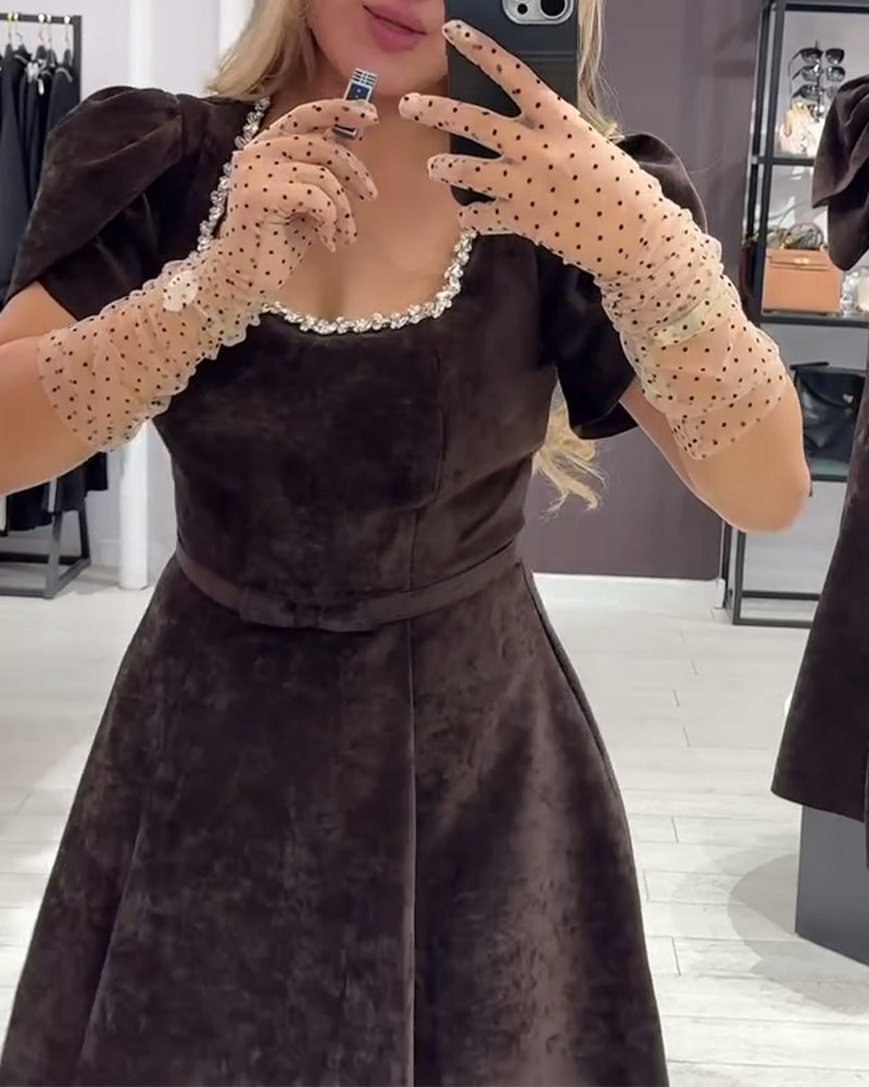 Klänning Med Puffärmar Och Vid Halsringning