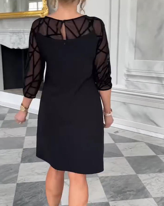 Elegant Klänning Med Runt Halsutsnitt Och Modig Design