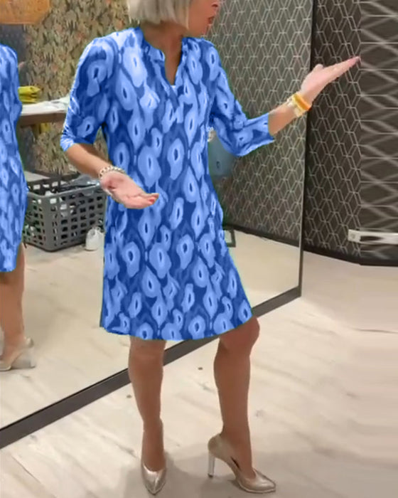 V-ringad klänning med trekvartsärm med tryck