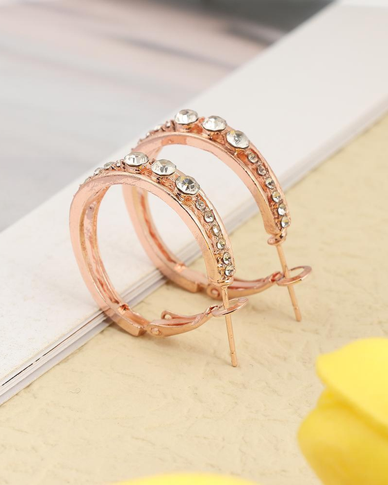 Hoop-örhängen med infattade rhinestones