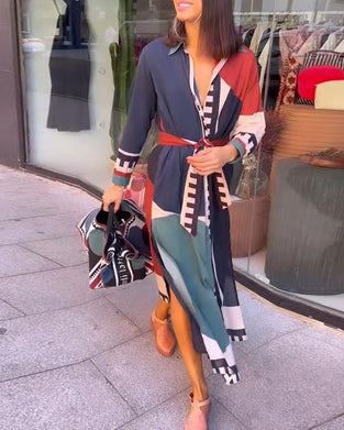 Avslappnad spetsklänning med färgblockstryck i lapel