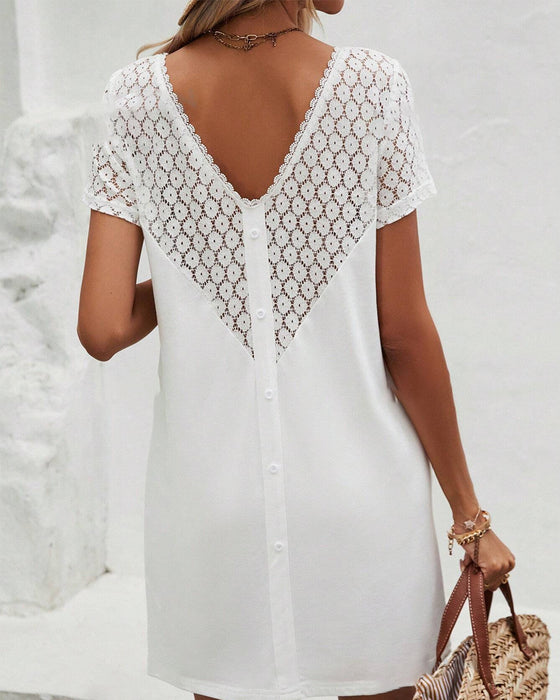 Klänning med rund halsringning och lapptäcke i ryggen