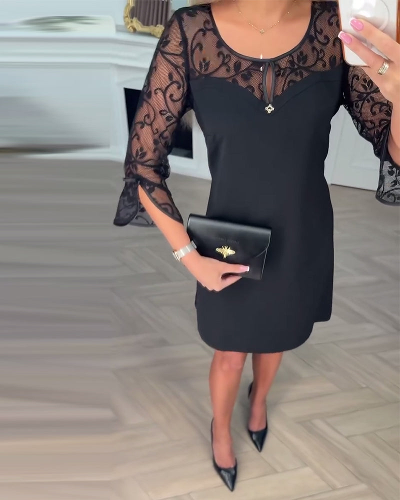 Enfärgad Långärmad Klänning Med Lapptäcktsdetaljer