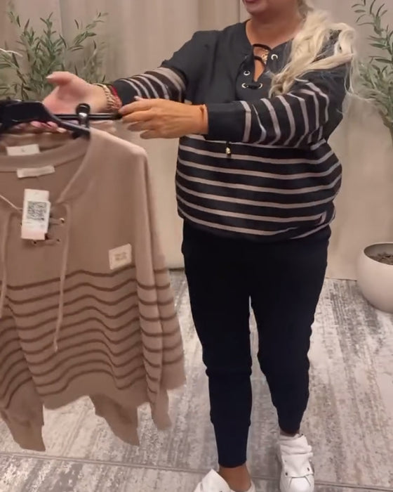 Tvådelat Set Med Avslappnad Randig Sportbyxa Vid Ankeln