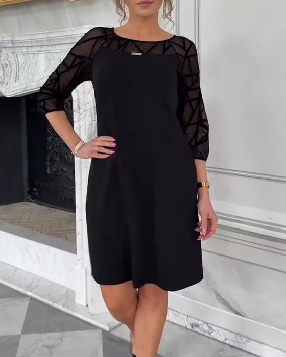 Elegant Klänning Med Runt Halsutsnitt Och Modig Design