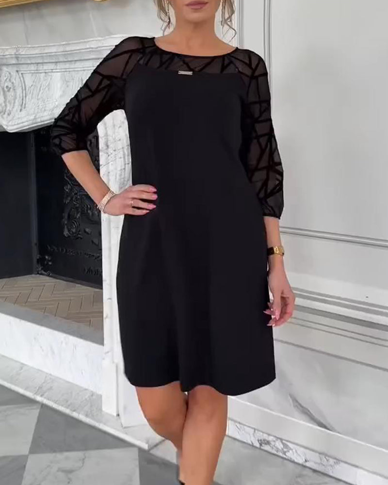 Elegant Klänning Med Runt Halsutsnitt Och Modig Design