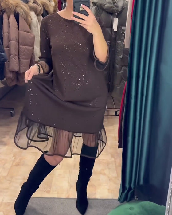 Snygg klänning med rund halsringning i skimrande mesh