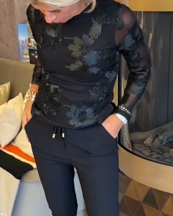 Stilfull Topp Med Rund Halsringning Och Långa Ärmar