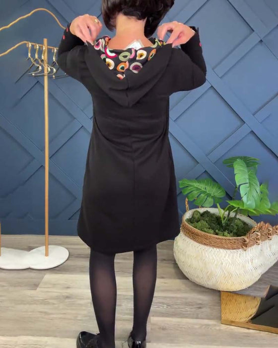 Avslappnad klänning med luva i cirkeltryck med dragkedja