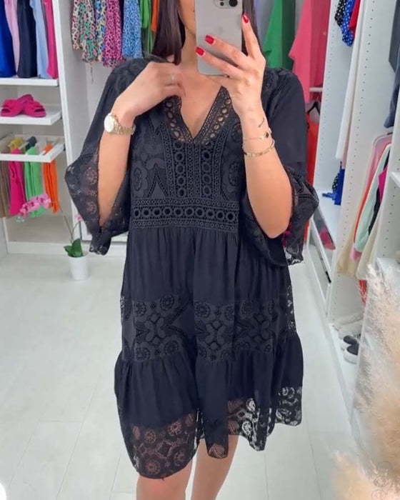 Enfärgad elegant klänning med V-ringad spets