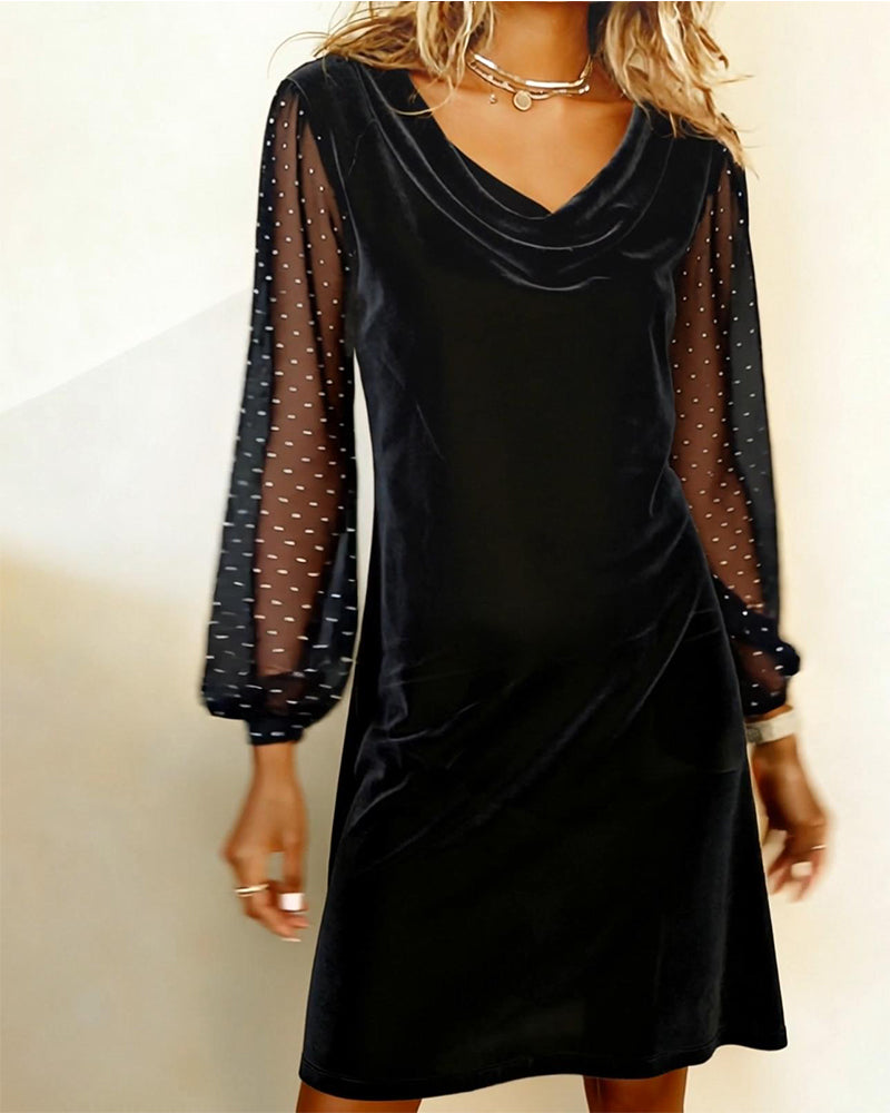 Enfärgad Långärmad Klänning Med Lappverk