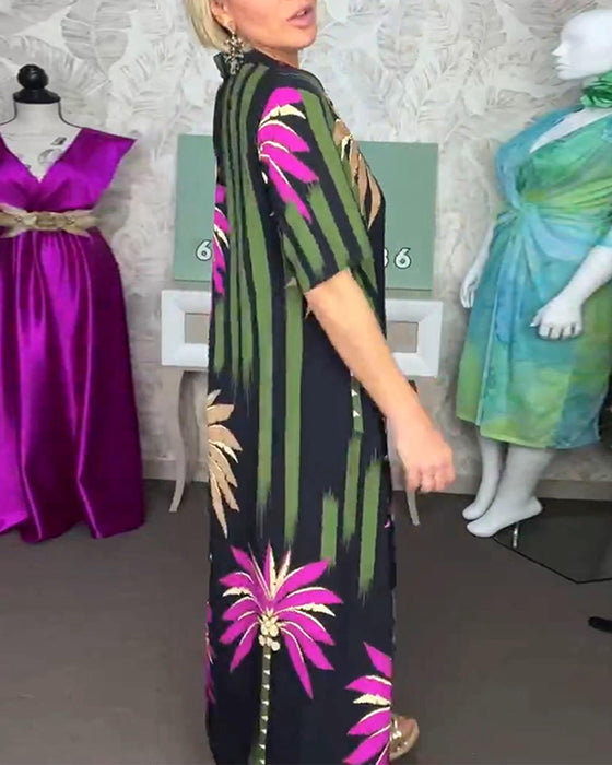 Avslappnad lös klänning med lövtryck med slits och kort ärm