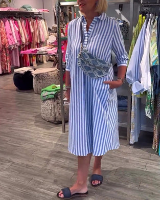 Randig klänning med knäppning