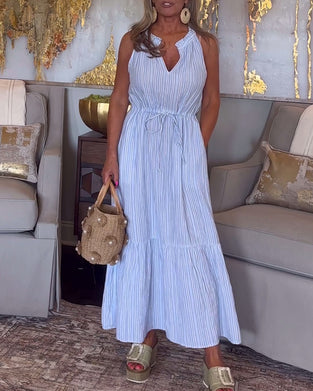 Ärmlös klänning med dragsko i randigt tryck