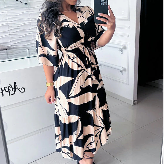 V-ringad elegant klänning med trekvartsärm och dragsko