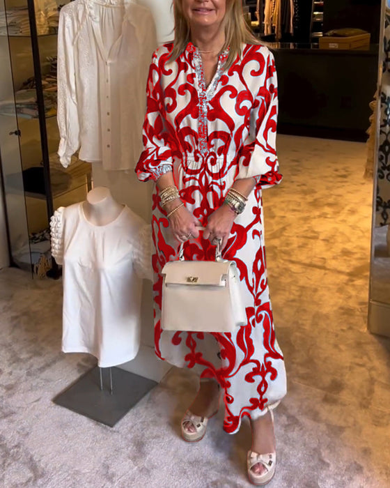 Lös klänning med tryck och V-ringning