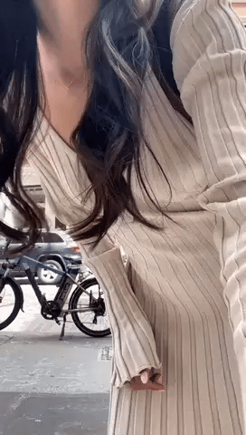 V-ringad enfärgad ribb klänning