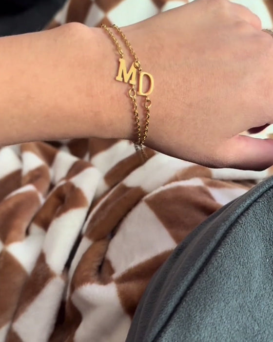 Armband med enkla bokstäver