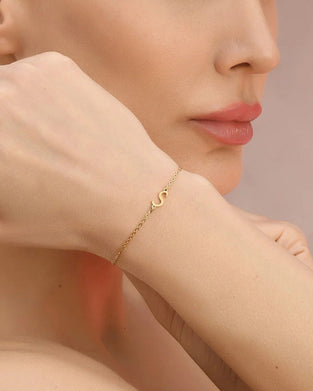 Armband med enkla bokstäver