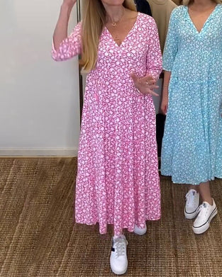 Avslappnad klänning med blommönster