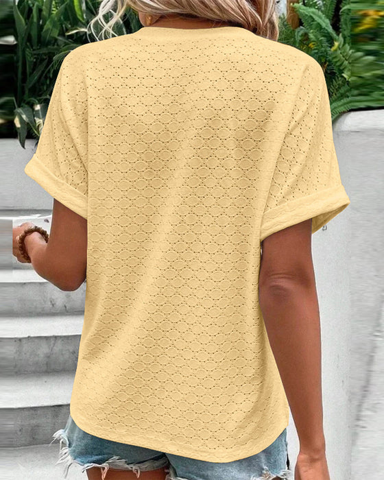 Avslappnad v-ringad enfärgad blus med knappar