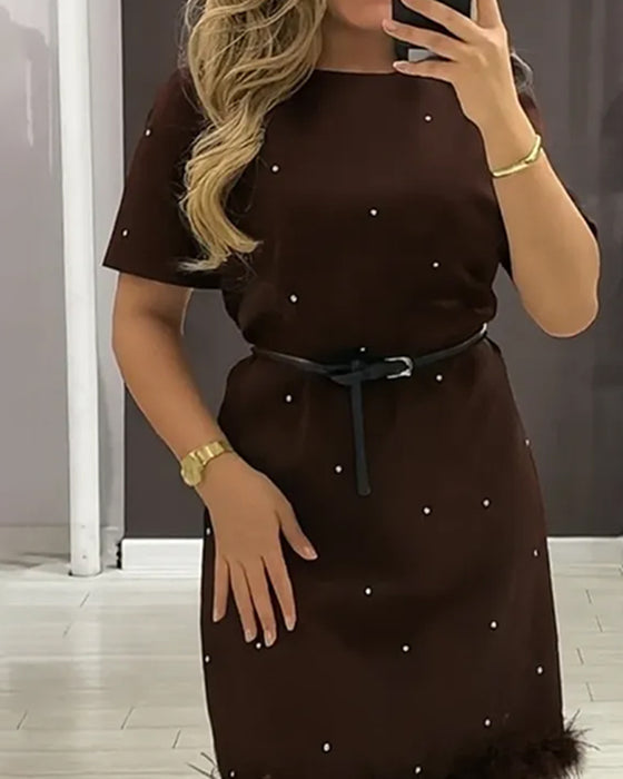 Klänning Med Rund Halsringning Och Korta Ärmar