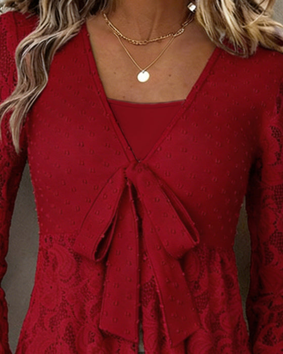 Enfärgad Blus Med Klockärmar Och V-Ringning