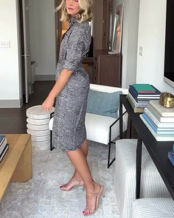 Tryckt klänning med slag och knappar