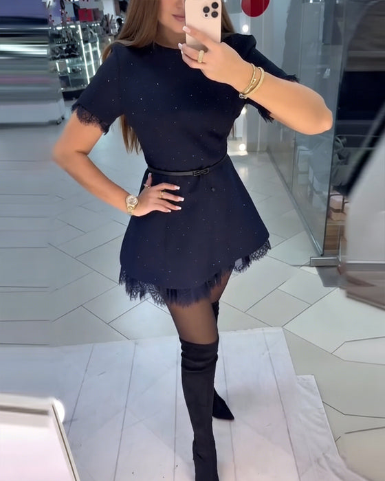 Glittrig Spetsklänning Med Korta Ärmar Och A-Linje