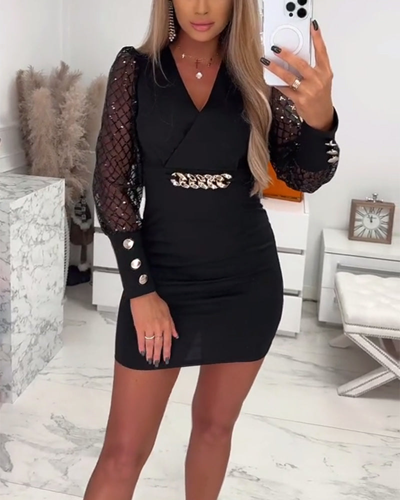 Klänning Med V-Ringning Kedjeknappar Och Nätpatchwork