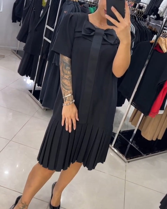 Klänning med korta ärmar och veckade paneler