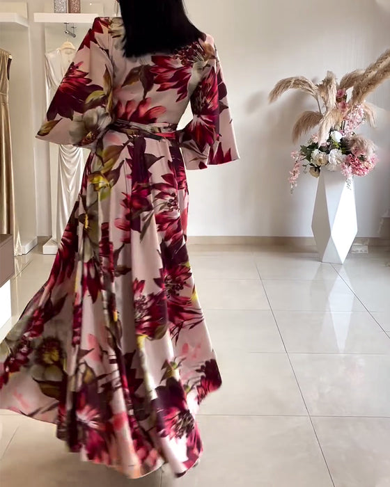 Blommig klänning med snörning och trekvartsärm