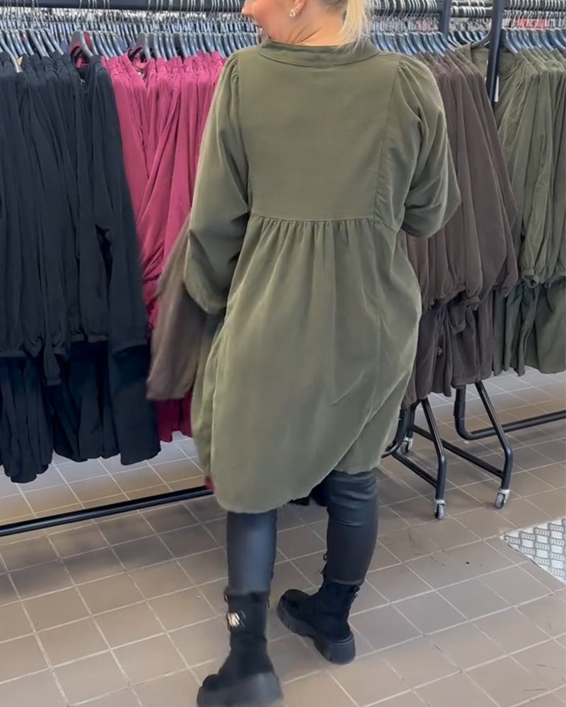 Knappad Klänning Med V-Ringning Och Långa Ärmar