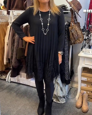 Lösittande Klänning Med Runt Halsutsnitt Och Veck