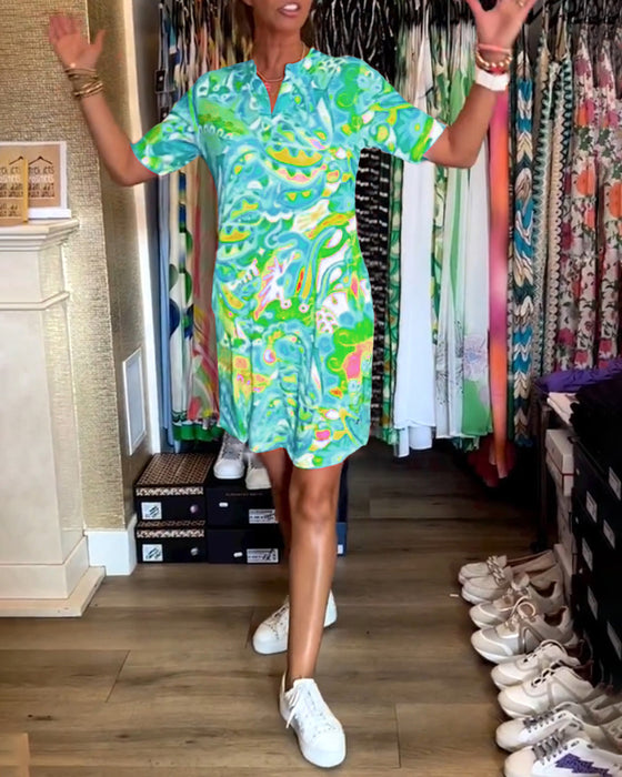 Klänning med fickor och tryck och korta ärmar