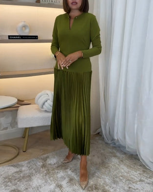 Casual enfärgad klänning med lång ärm och veck