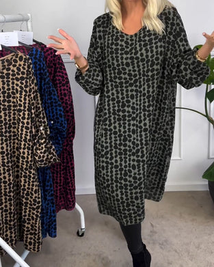 Retro prickig klänning med v-ringad hals