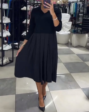 V-ringad plisserad klänning med panel