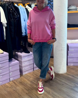 Avslappnad luvtröja med lutning