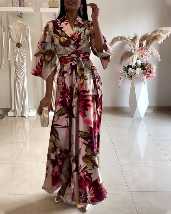 Blommig klänning med snörning och trekvartsärm