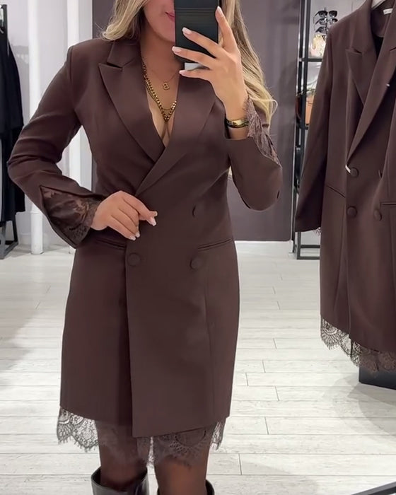 Klänning Med V-Ringning Och Insatser För Arbete