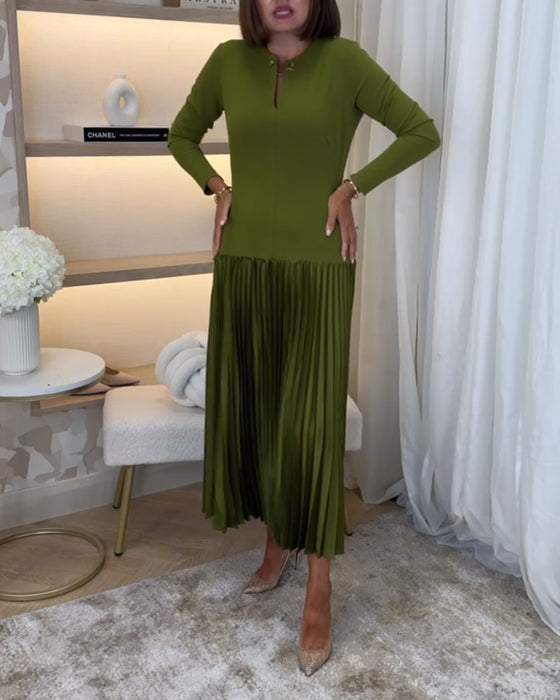 Casual enfärgad klänning med lång ärm och veck