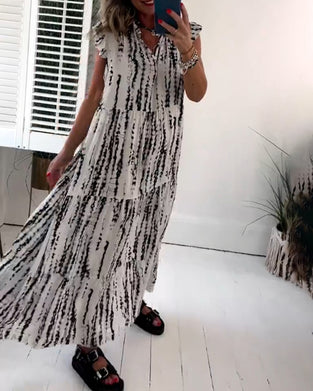 V-ringad klänning med flugärm och tryck