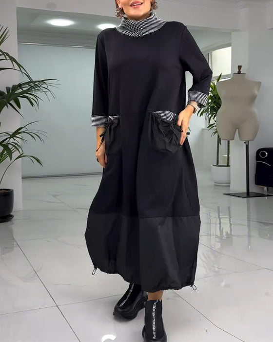 Avslappnad rutig lappklänning med hög krage