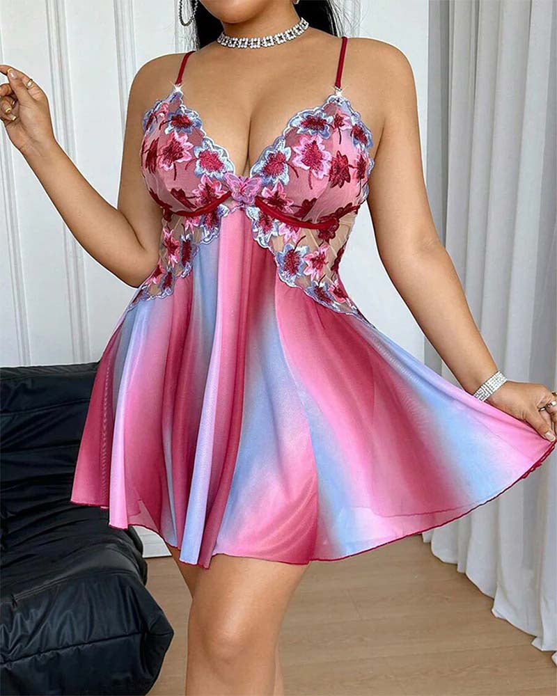 Nattlinne I Större Storlek Med Färgglada Broderier Och Camisole-Design