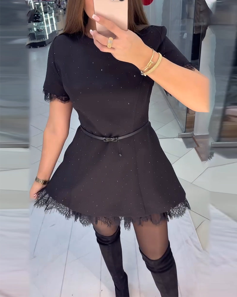 Glittrig Spetsklänning Med Korta Ärmar Och A-Linje