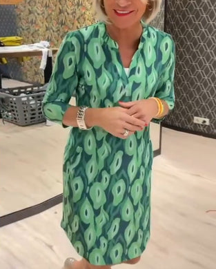 V-ringad klänning med trekvartsärm med tryck