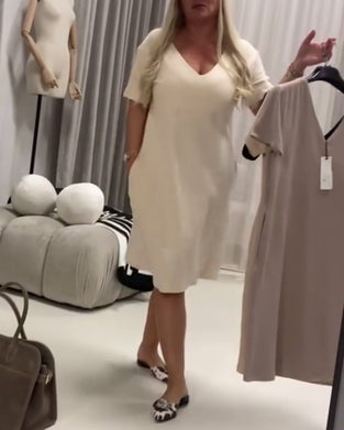 Moderiktig Och Elegant Klänning Med V-Ringning