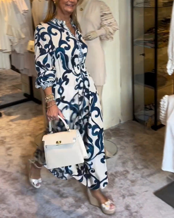 Lös klänning med tryck och V-ringning